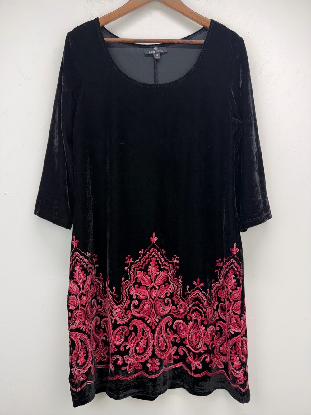 Ronni Nicole size 16 Women’s Black Velvet Pink Paisley Embroidered Midi Dress